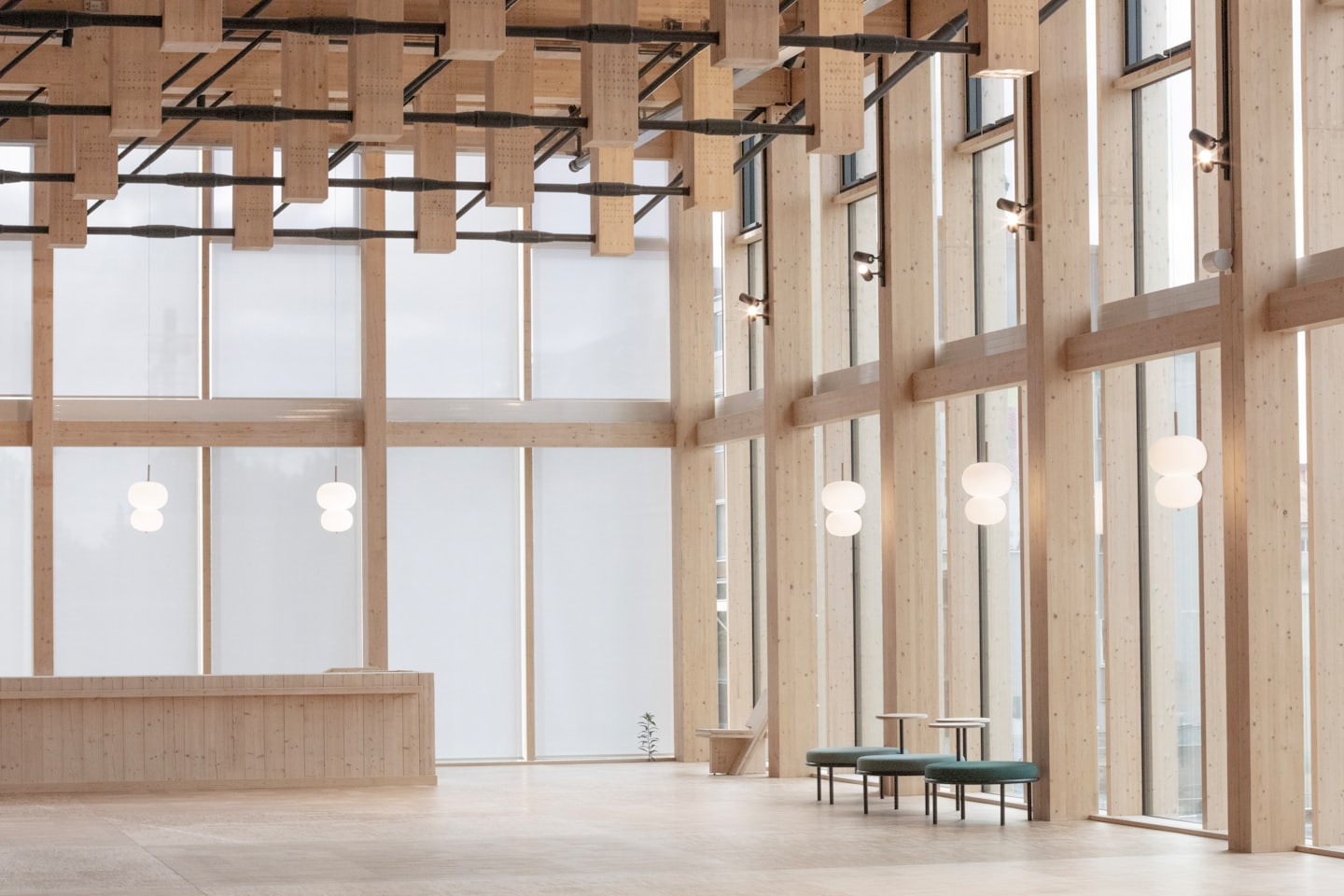 Moderne Lobby mit hellen Holzbalken und Empfangstresen.